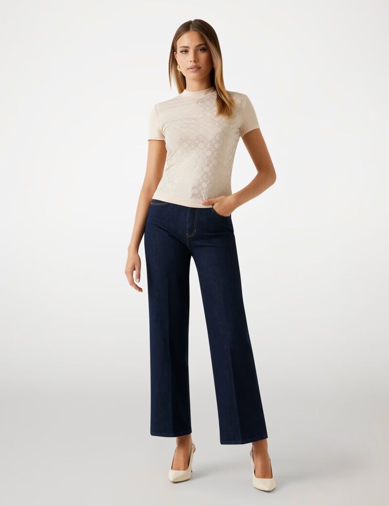 تي شيرت بسلسلة بشعار الماركة على كامل التصميم