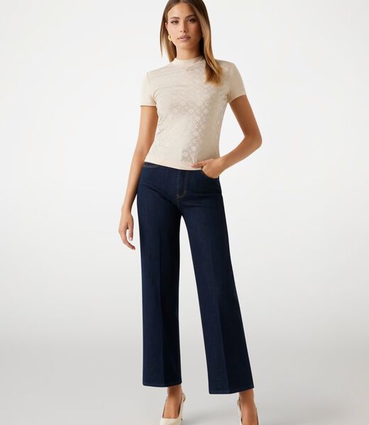 تي شيرت بسلسلة بشعار الماركة على كامل التصميم