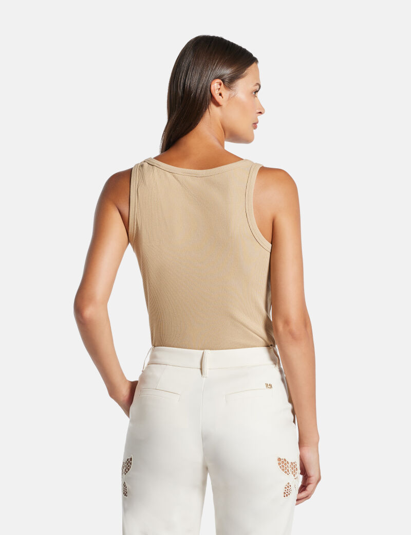 قميص بدون أكمام محبوك