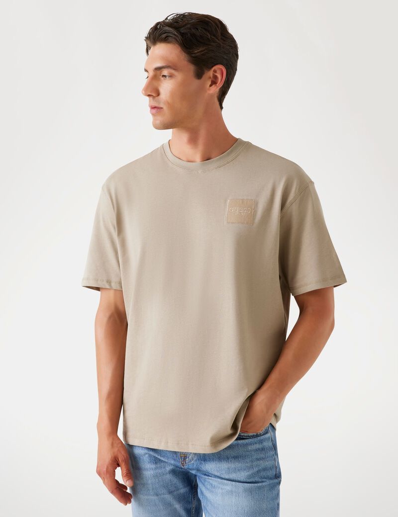 تي شيرت بمقاس كبير