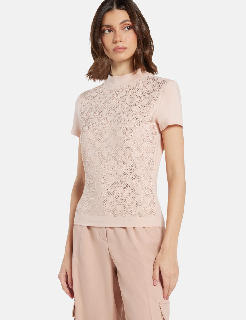 تي شيرت بسلسلة بشعار الماركة على كامل التصميم