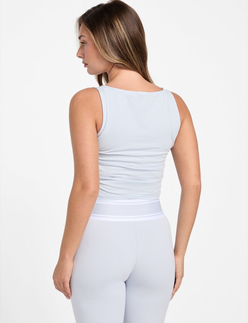 قميص بدون أكمام بفتحة رقبة على شكل قارب