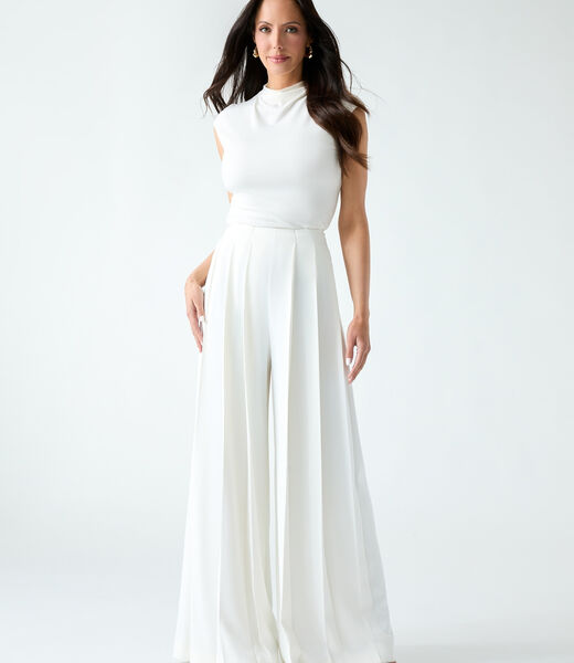 Sleeveless solid top