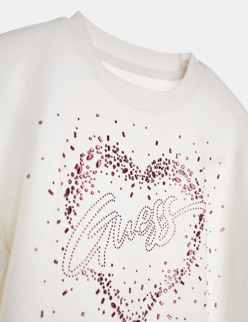 تيشيرت بأحجار الراين وشعار الماركة في الامام