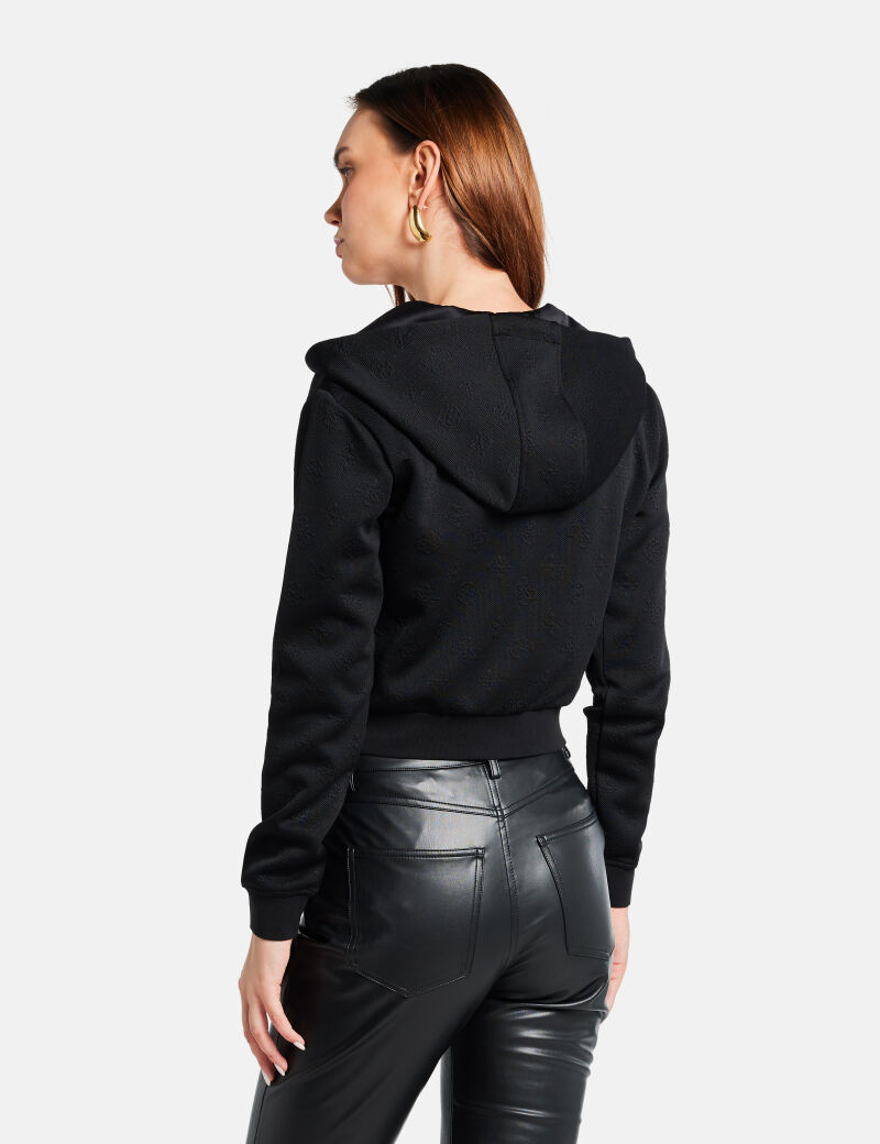 هودي بسحاب كامل وشعار على كامل التصميم