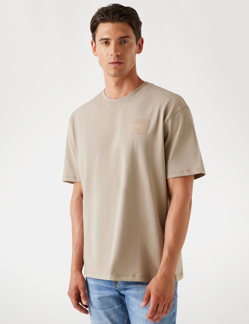 تي شيرت بمقاس كبير