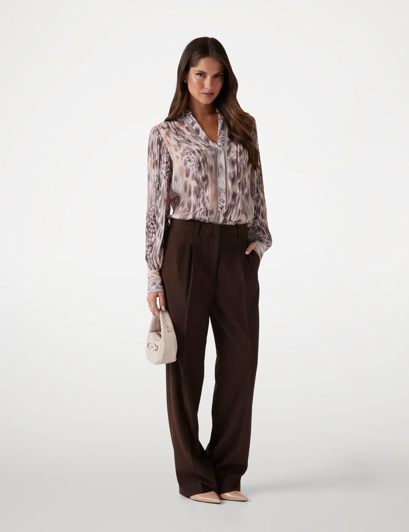 قميص شيفون بفتحة رقبة على شكل حرف V