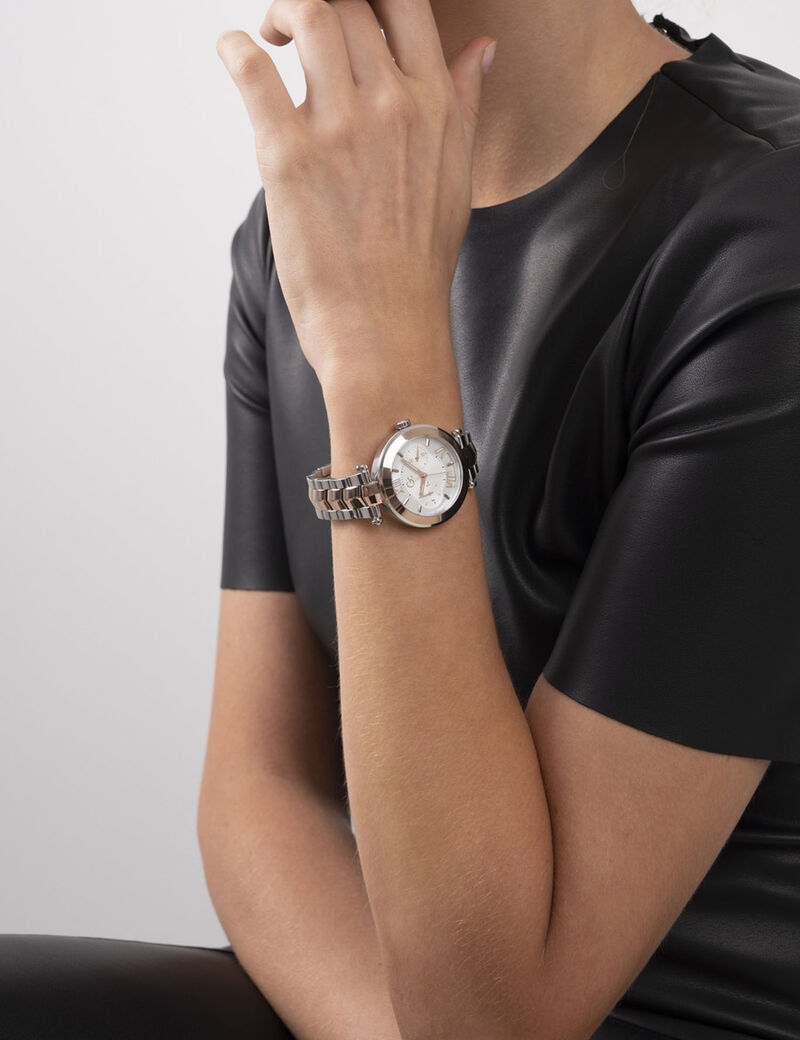 ساعة يد تُظهر اليوم والتاريخ GC