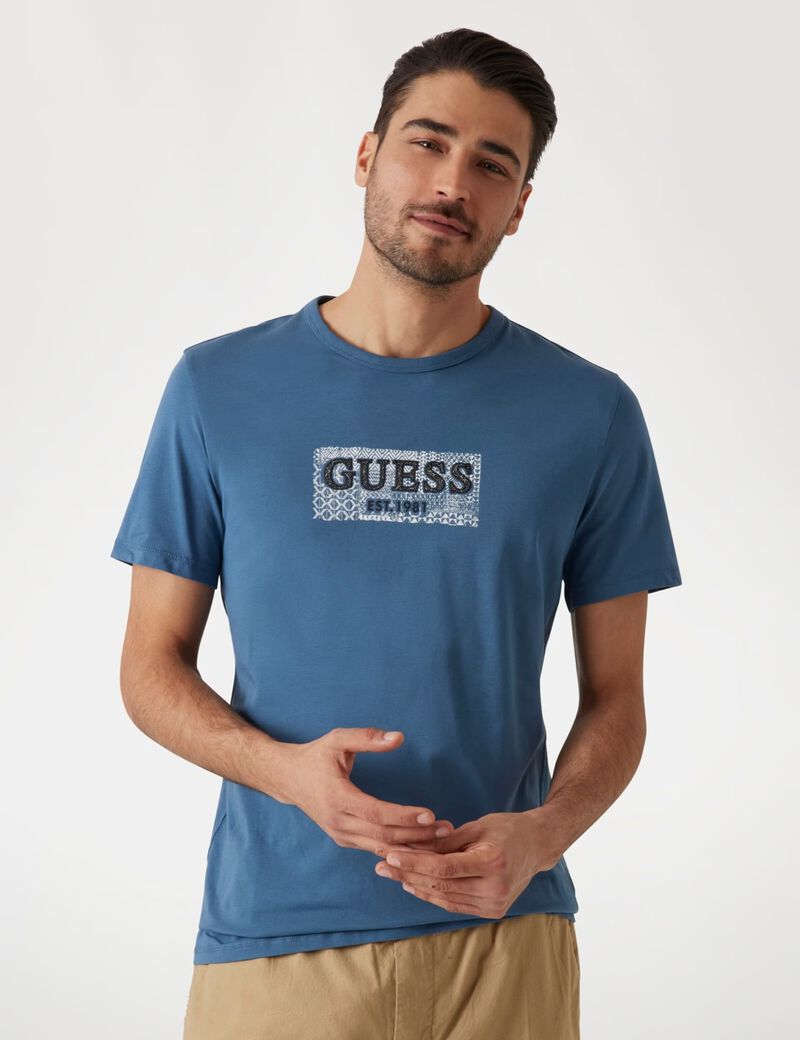 تي شيرت بشعار أمامي