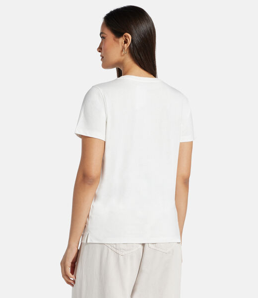 تي شيرت بشعار أمامي