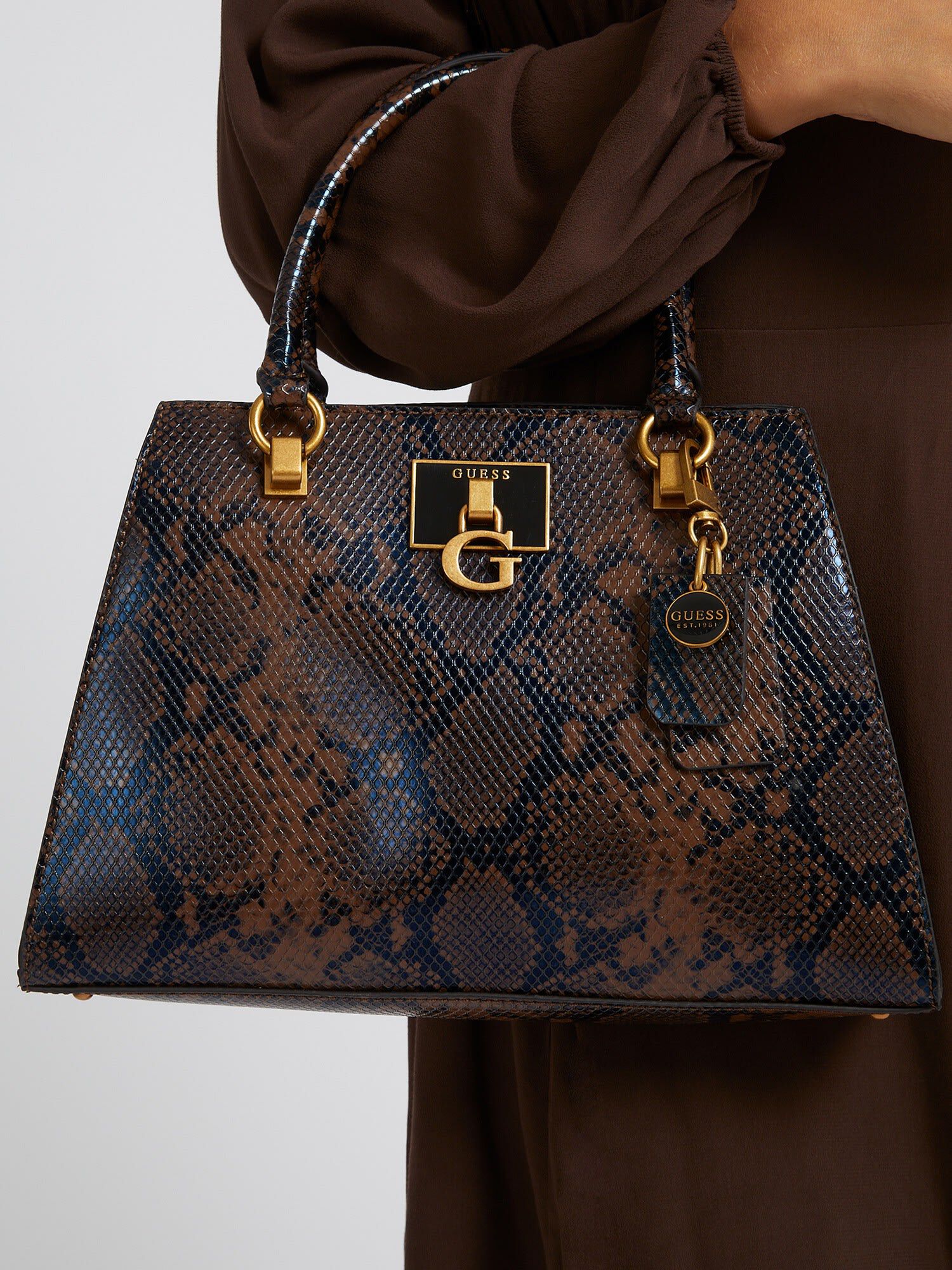 Guess tabbi girlfriend satchel 2025
