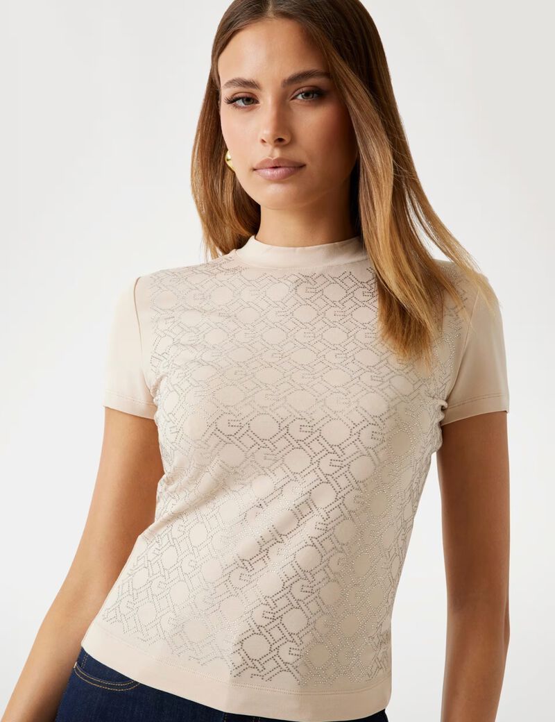 تي شيرت بسلسلة بشعار الماركة على كامل التصميم