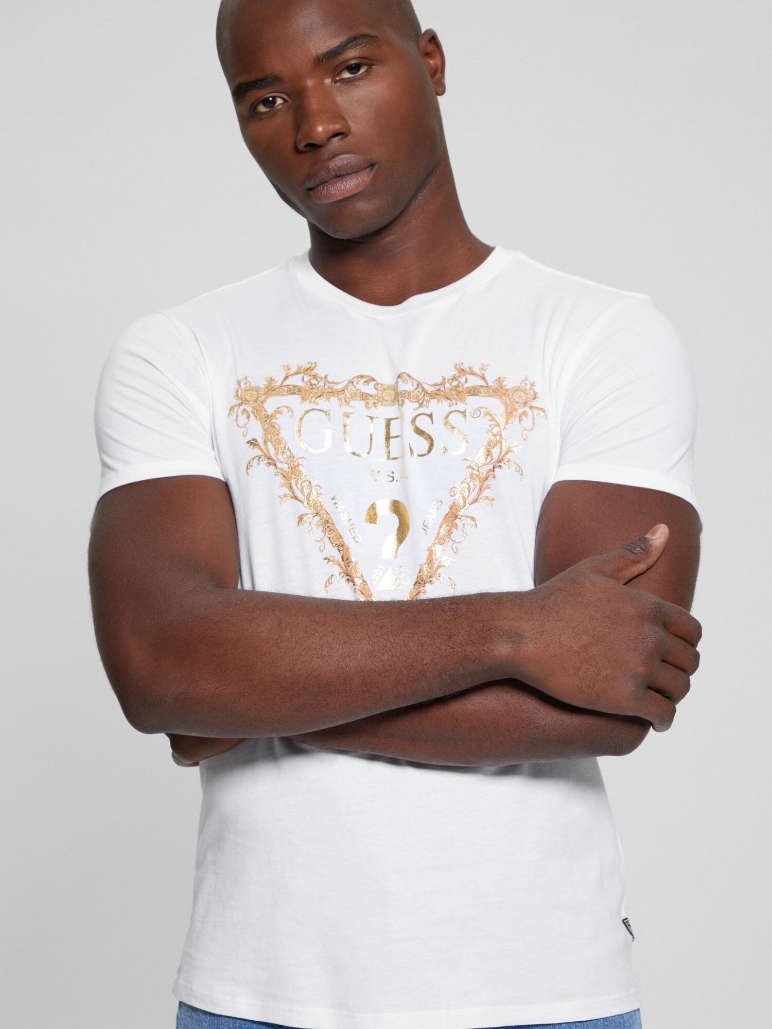 Guess gold logo t shirt outlet
