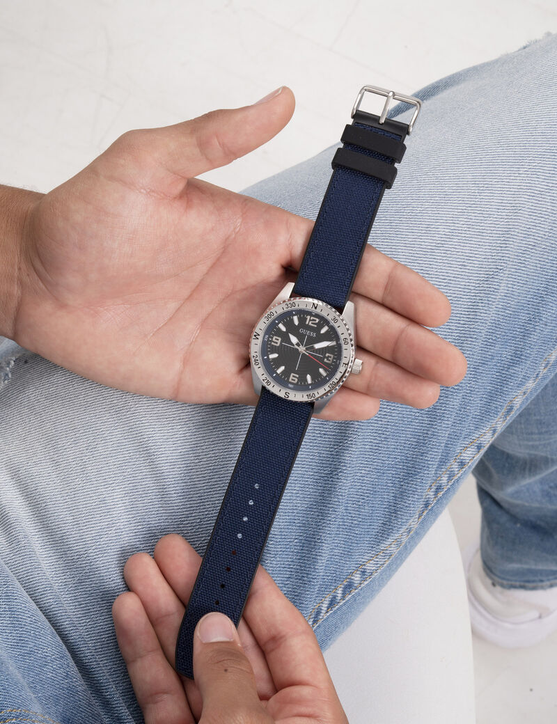 ساعة تناظرية كلاسيكية