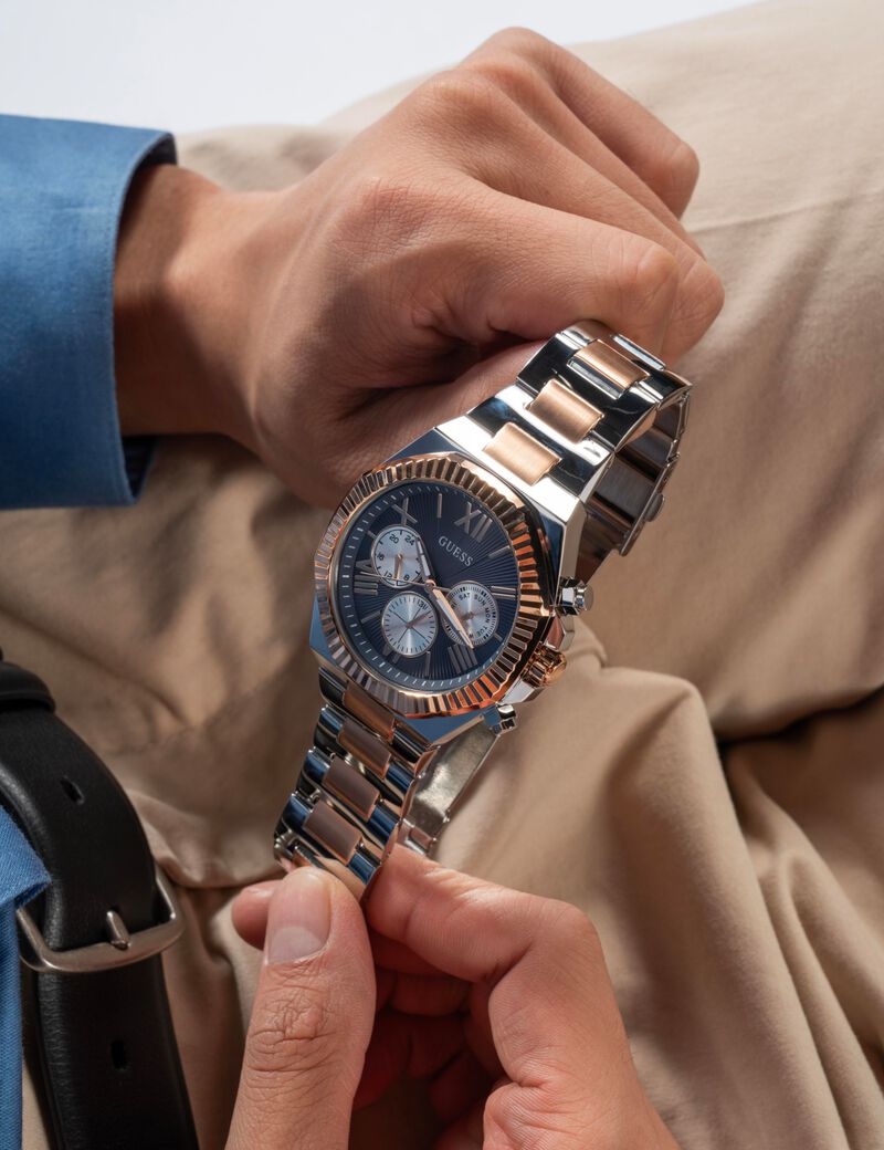 ساعة يد كوارتز تناظرية من الفولاذ المُعاد تدويره بلونين