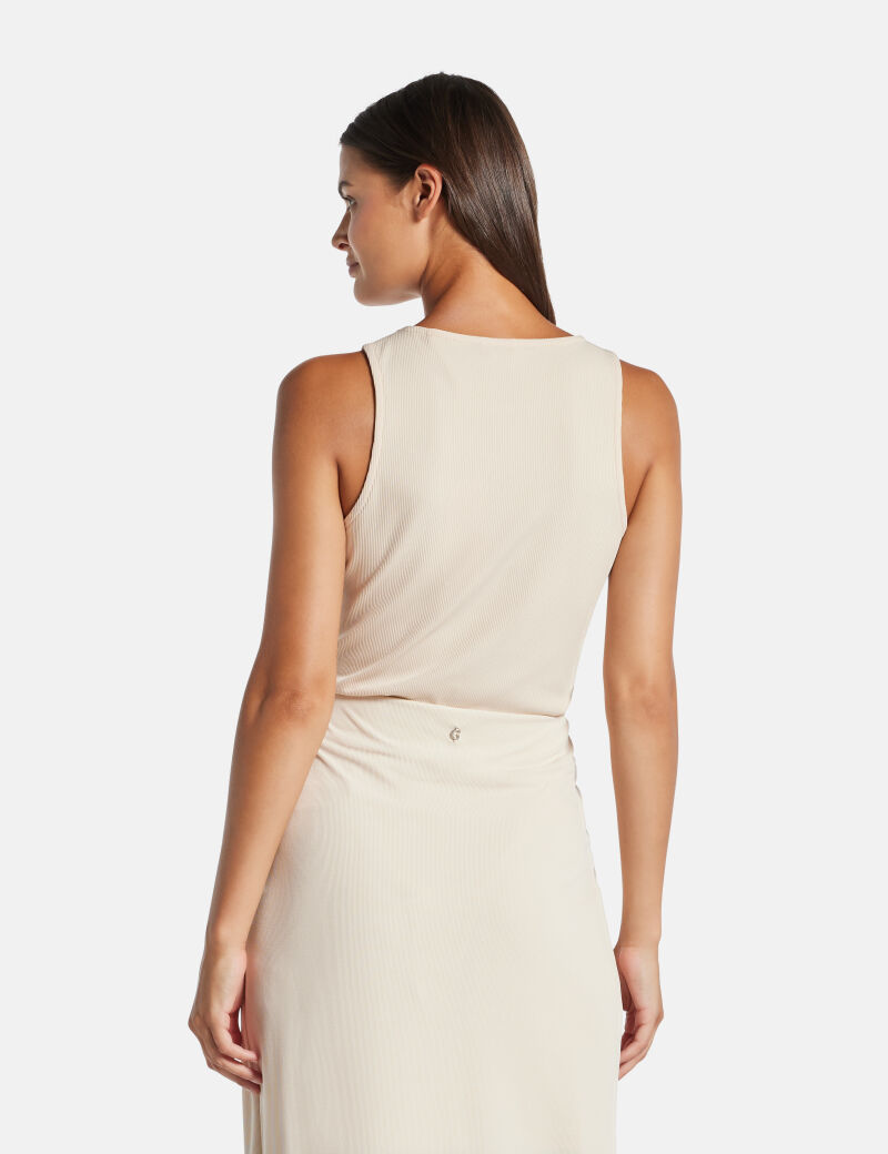 قميص بدون أكمام بشعار 4G