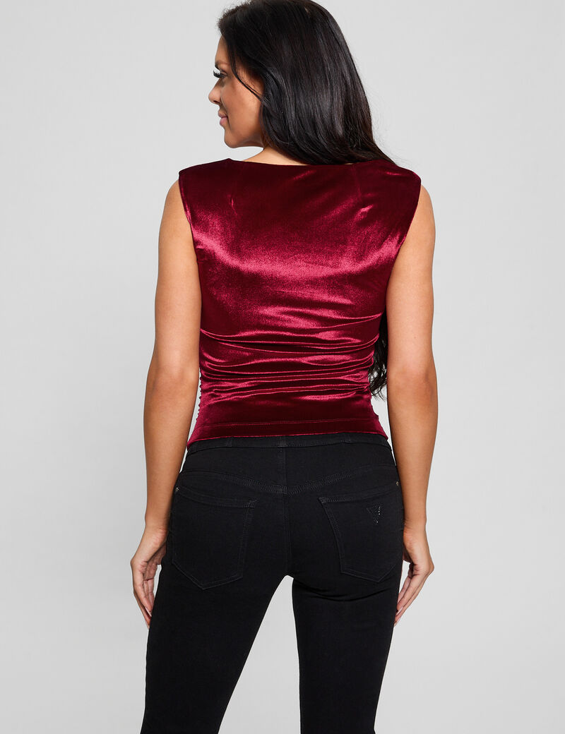 بلوزة مخملية برقبة غير متماثلة