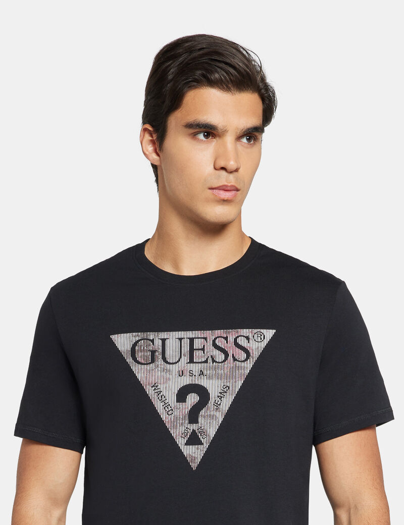 تيشيرت مطاطي بشعار مثلث