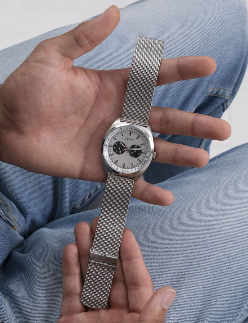 ساعة يد فضية اللون ذات سوار شبكي