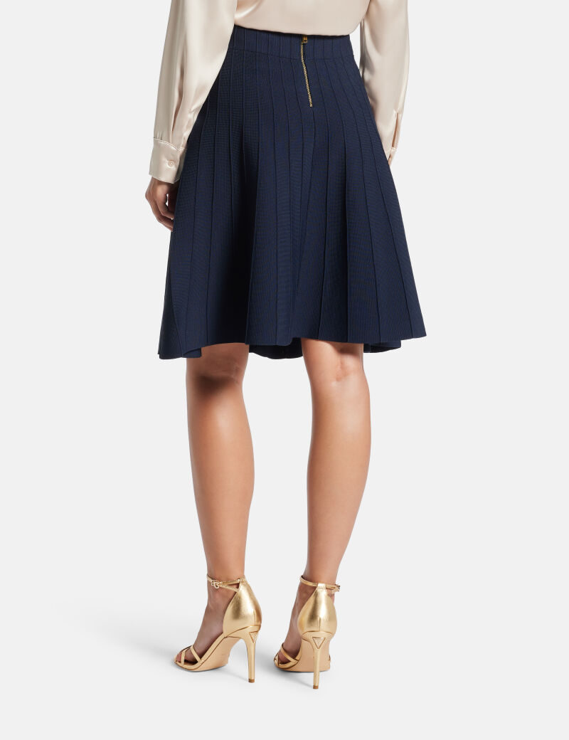 تنورة صوفية صغيرة مطوية