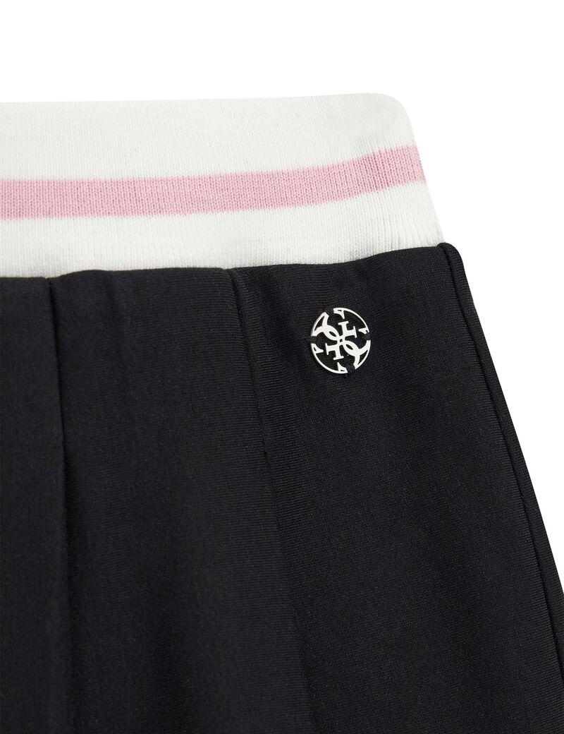 تنورة قصيرة مطوية