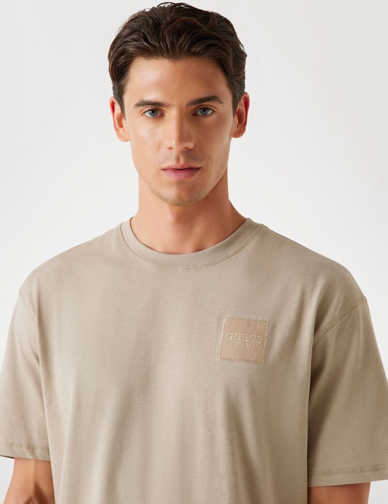 تي شيرت بمقاس كبير