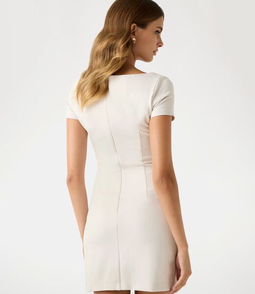 فستان قصير بقصة واسعة