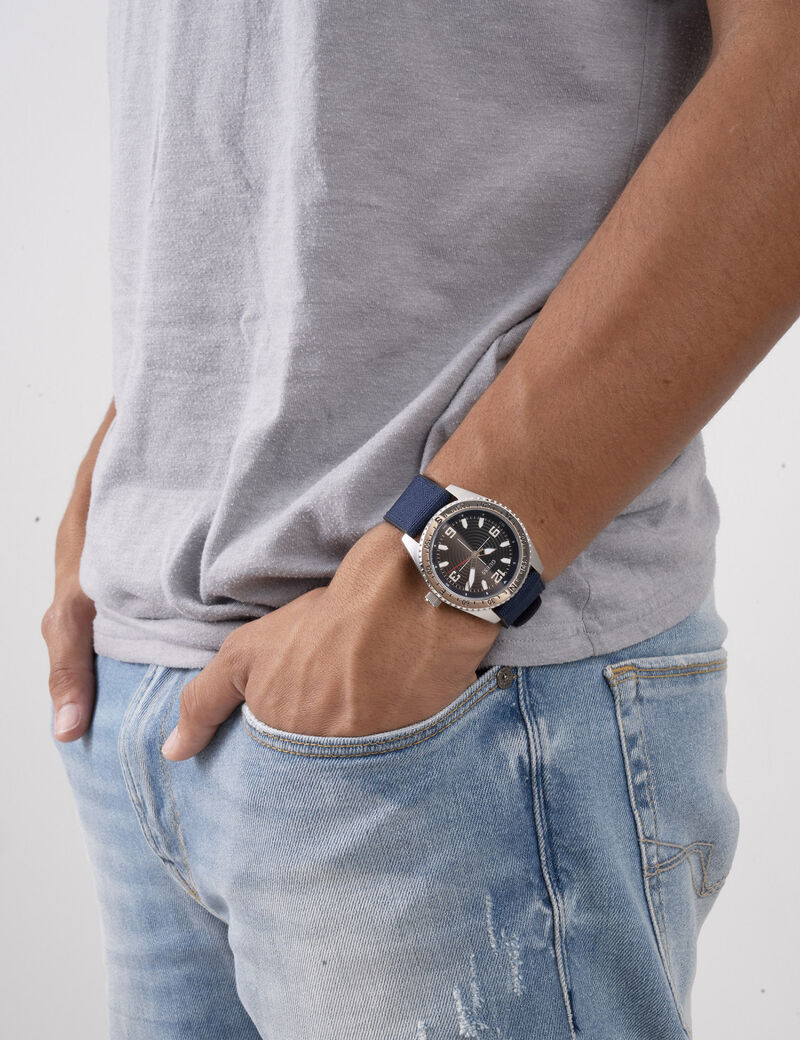 ساعة تناظرية كلاسيكية