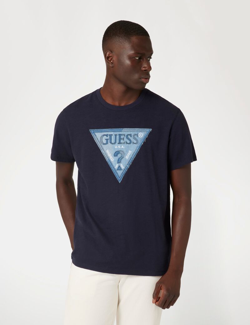 تي شيرت بشعار مثلث