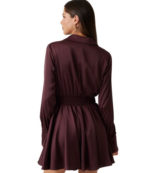 فستان قصير من الساتان بتصميم ملائم وواسع من الأسفل