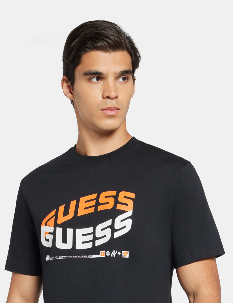 تي شيرت بشعار أمامي