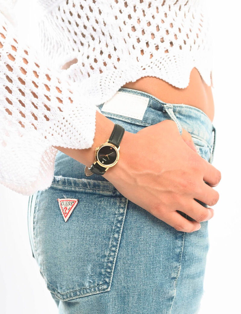 ساعة تناظرية مع حزام جلدي