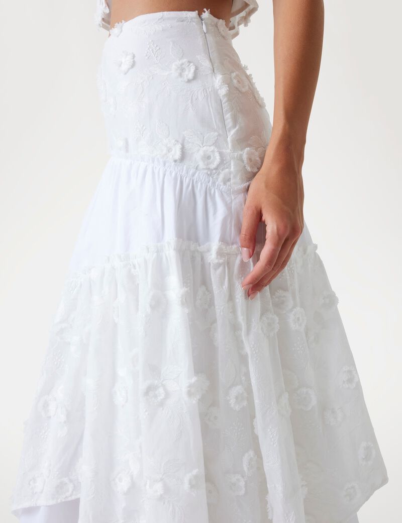 تنورة متوسطة غير متماثلة