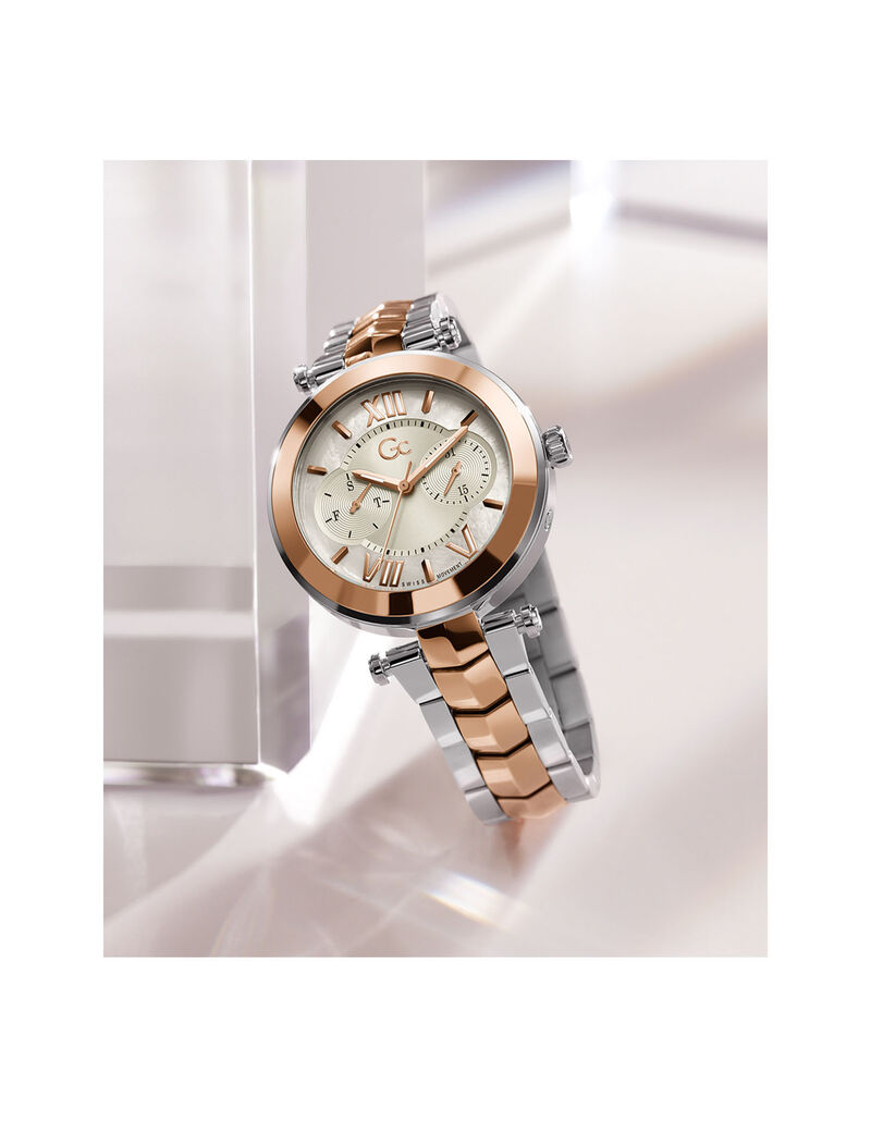 ساعة يد تُظهر اليوم والتاريخ GC