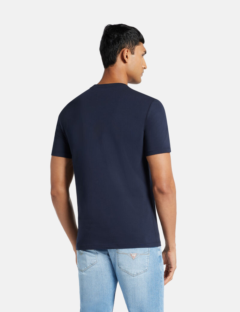 تي شيرت بشعار مزخرف