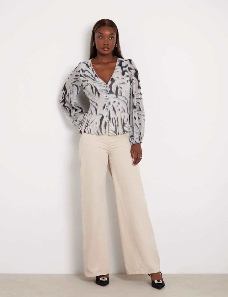 بلوزة بطبعة حمار الوحش