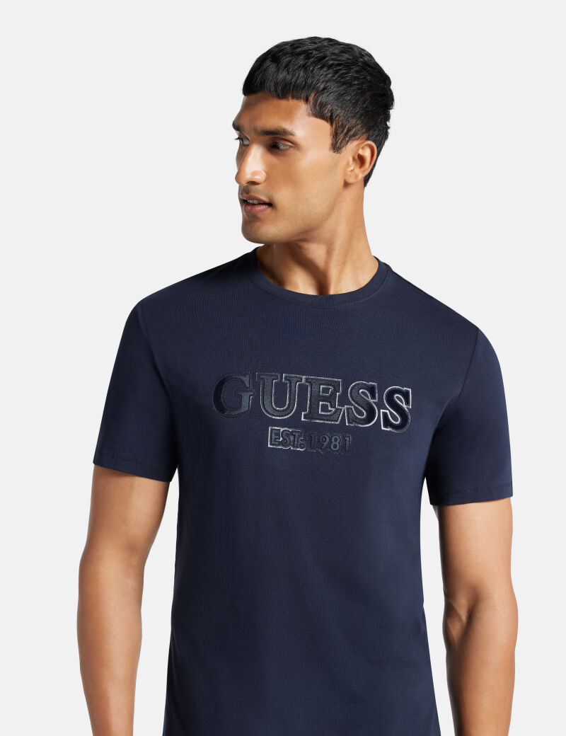 تي شيرت بشعار مزخرف