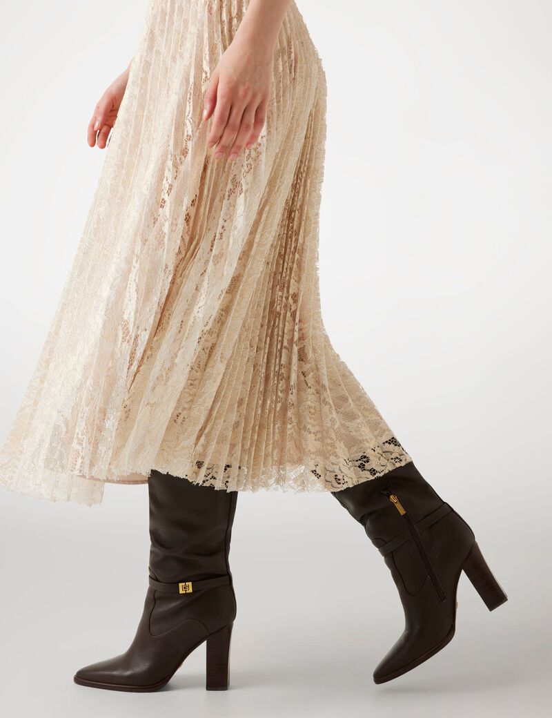 تنورة طويلة من الدانتيل