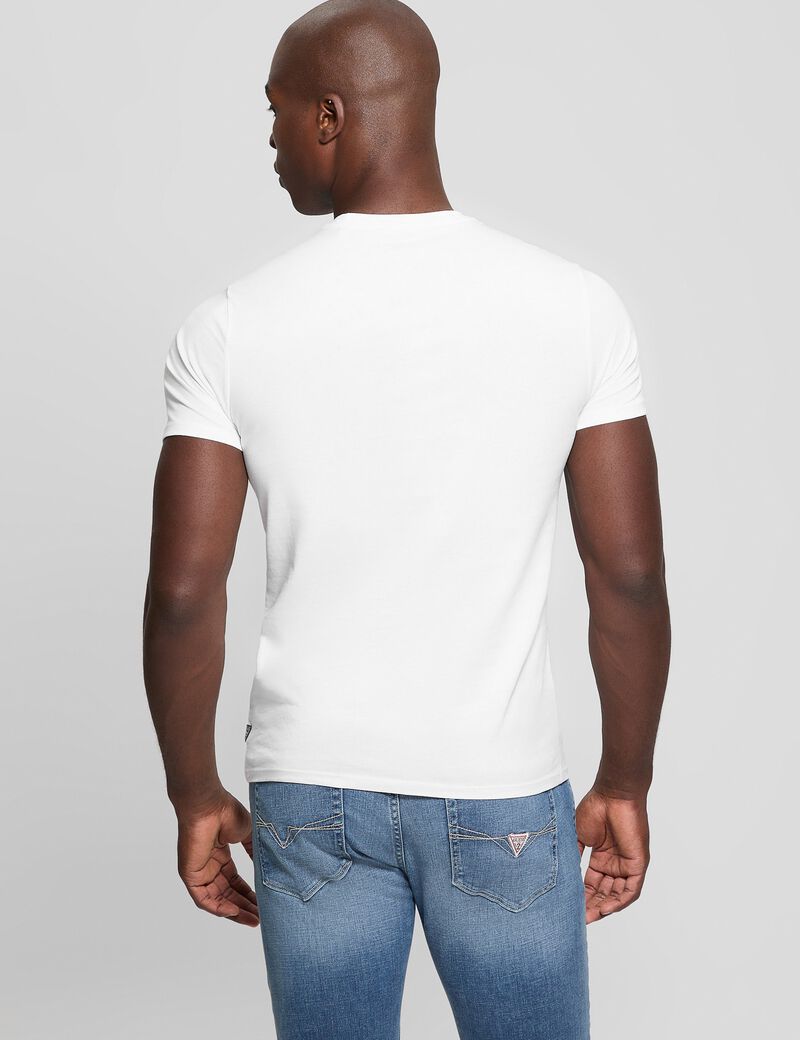 تي شيرت بشعار مثلث السلسلة