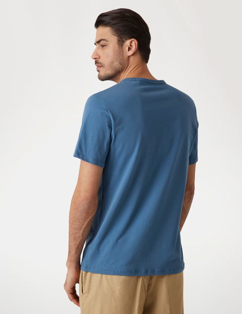 تي شيرت بشعار أمامي