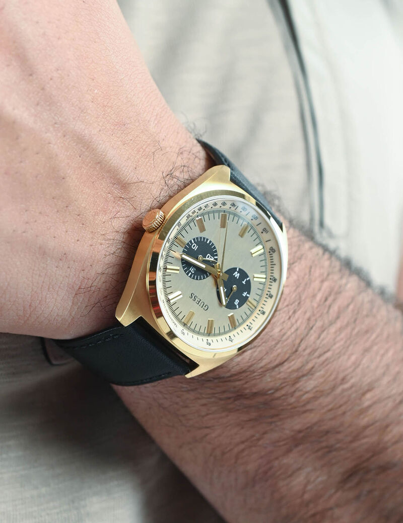 ساعة يد للرجال من الذهب