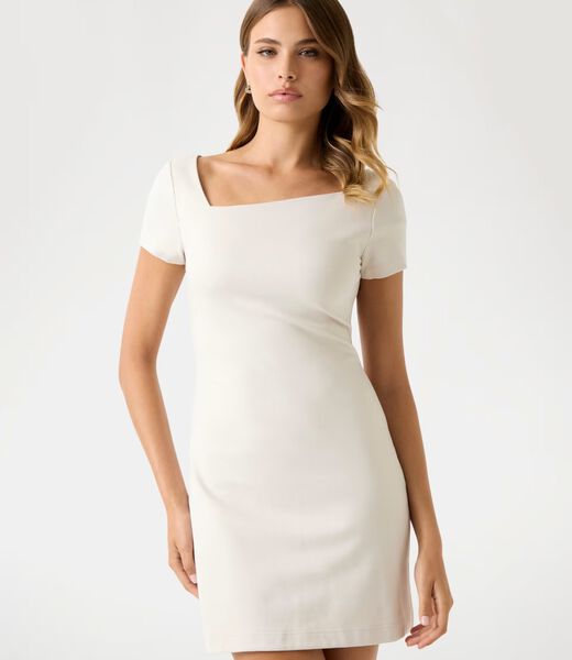 فستان قصير بقصة واسعة