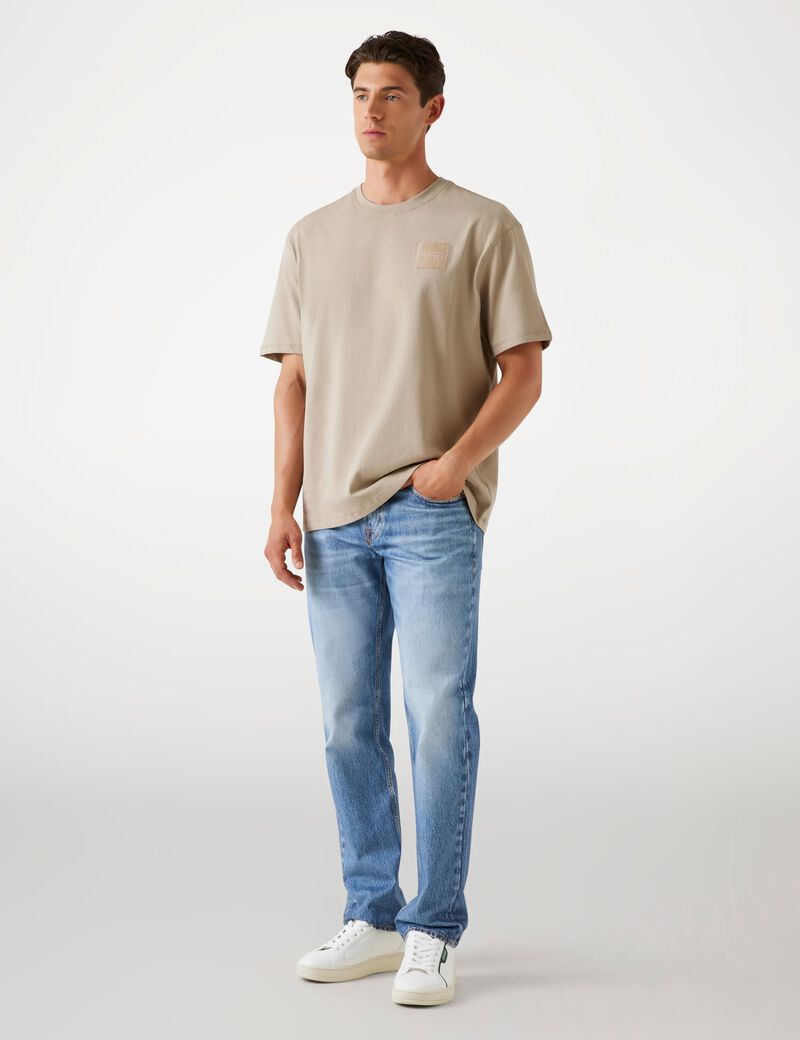 تي شيرت بمقاس كبير