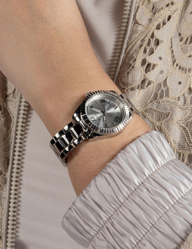 ساعة تناظرية من الفولاذ المقاوم للصدأ