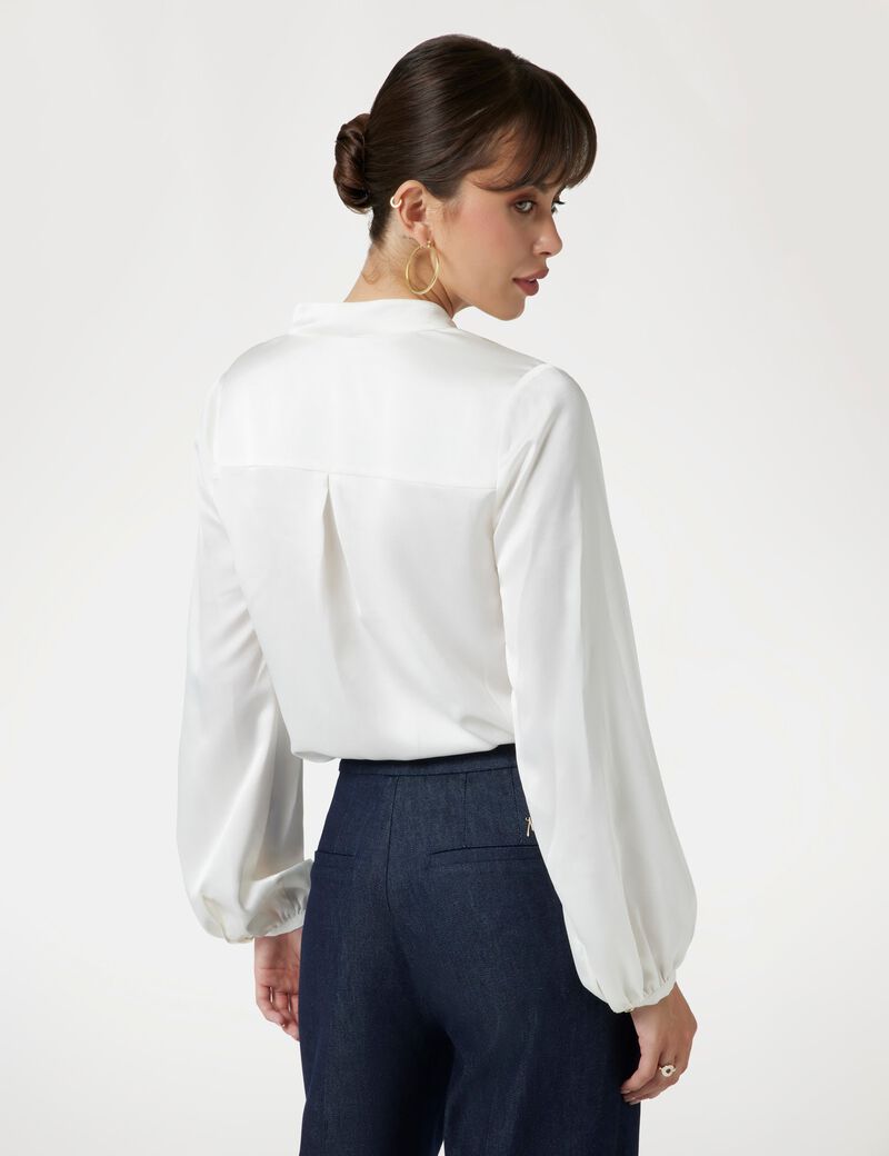 بلوزة مارسيانو مزينة بالدانتيل