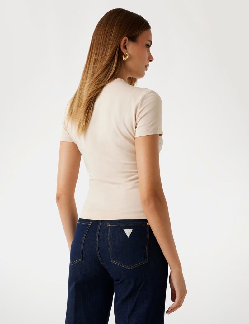 تي شيرت بسلسلة بشعار الماركة على كامل التصميم