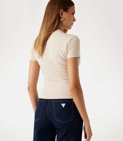 تي شيرت بسلسلة بشعار الماركة على كامل التصميم